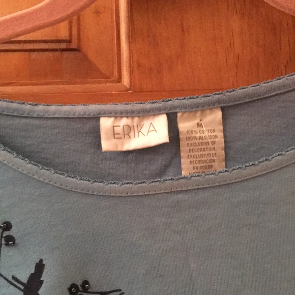 Shirt- size medium - Picture 2 of 4